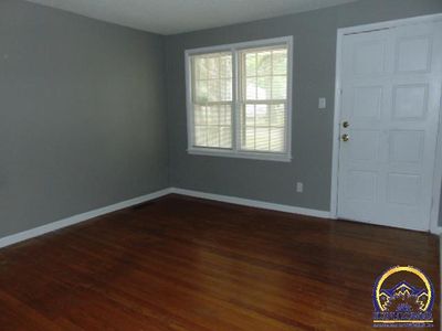 819 Sw Parkview St, House other with 3 bedrooms, 2 bathrooms and null parking in Topeka KS | Image 2