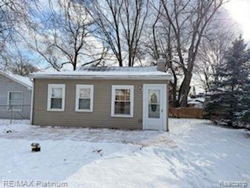 8573 Portage Lake Blvd, Pinckney, MI, 48169-9412 | Card Image