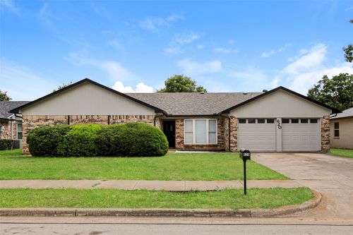 620 Huntwich Dr, Bedford, TX, 76021-2117 | Card Image