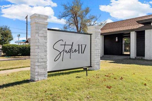 117 W 4th St, Hale Center, TX, 79041-1406 | Card Image