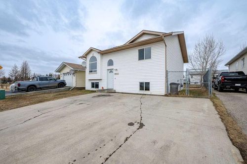 9228 94 A Avenue, Home with 5 bedrooms, 3 bathrooms and 4 parking in Grande Prairie AB | Card Image