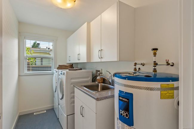 Laundry room w/utility sink | Image 21