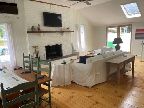 1 Castle View Ct, Westhampton, NY, 11977-1622 | Card Image