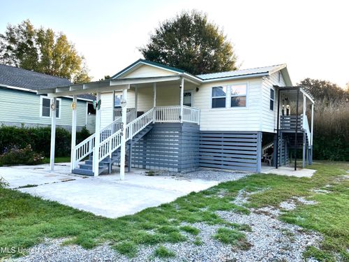 206 Gulf Dr, Waveland, MS, 39576-3828 | Card Image
