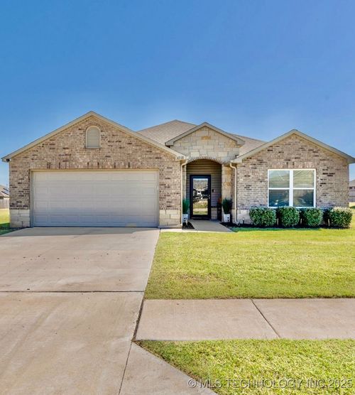 4318 Driftwood Dr, Harrah, OK, 73045-5820 | Card Image