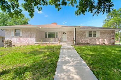 Ranch-style house with a front yard | Image 1