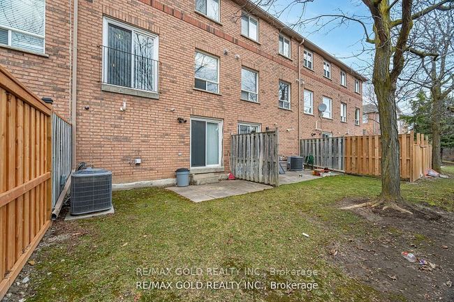 39 - 2 Clay Brick Crt, Condo with 3 bedrooms, 3 bathrooms and 1 parking in Brampton ON | Image 35