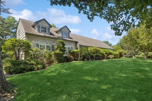 18 Pin Oak Rd, West Caldwell, NJ, 07006-6511 | Card Image