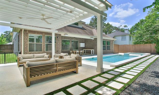 You'll find so much functionality packed into this fantastic outdoor space. | Image 39