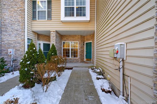 733 Huntington Dr, Fishkill, NY, 12524-4911 | Card Image