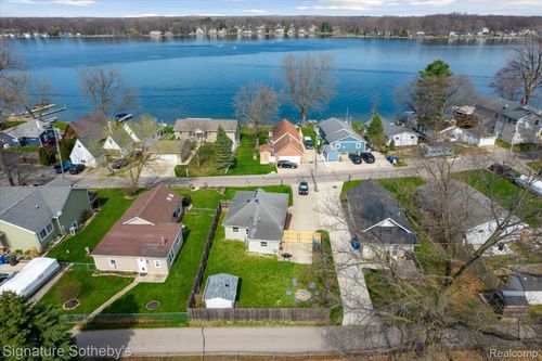 1068 Sunrise Park St, Howell, MI, 48843-8558 | Card Image