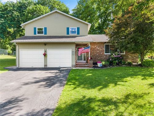 709 Winkworth Pkwy, Syracuse, NY, 13215-1557 | Card Image