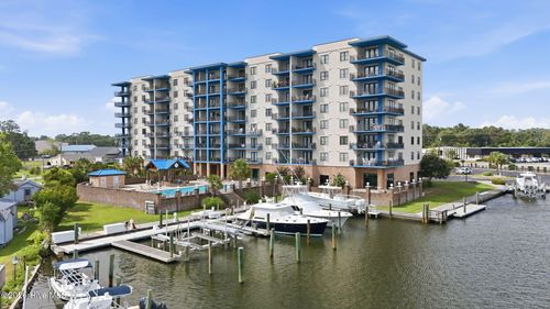 101-and-bs-40-4425 Arendell St, Morehead City, NC, 28557-2796 | Card Image