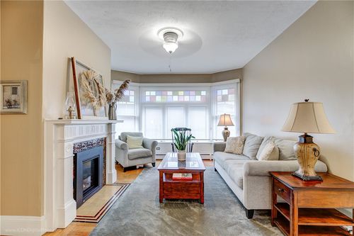 1 Bliss Rd, Newport, RI, 02840-1811 | Card Image