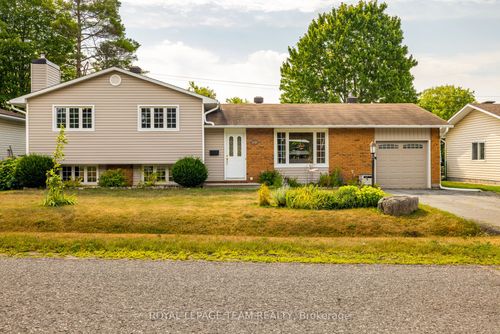 10 Dogwood Dr, Munster, ON, K0A3P0 | Card Image