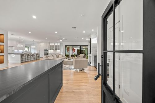 5658 Del Monte Dr, Houston, TX, 77056-4010 | Card Image