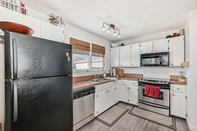 195 Pinecliff Way Ne, Home with 3 bedrooms, 2 bathrooms and 4 parking in Calgary AB | Image 12