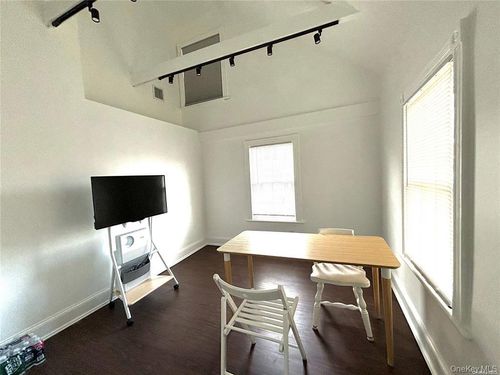 1433 Old Northern Blvd, Roslyn, NY, 11576-2146 | Card Image