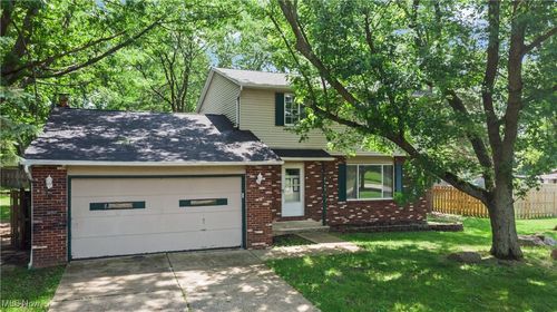 8143 Elaine Dr, North Royalton, OH, 44133-2210 | Card Image