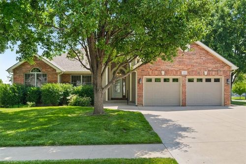 1901 160th St, Basehor, KS, 66007-9316 | Card Image