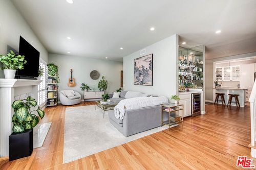 202-4444 Moorpark Way, Toluca Lake, CA, 91602-2468 | Card Image