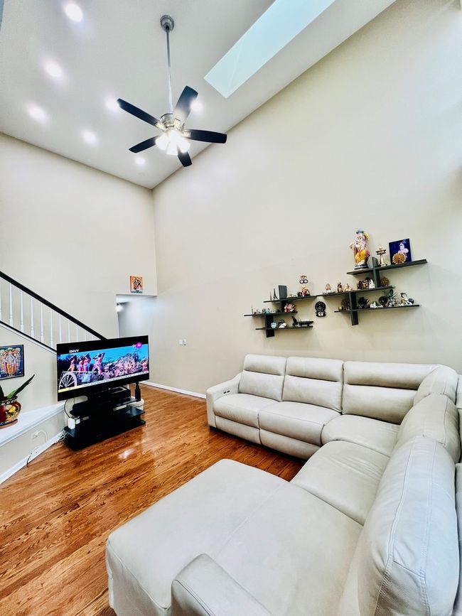 107 - 107 Pembroke Cir, Home with 3 bedrooms, 3 bathrooms and 2 parking in Lake Bluff IL | Image 5