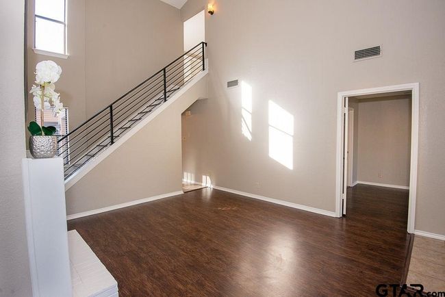 5907 Hollytree Dr, Townhouse with 2 bedrooms, 2 bathrooms and null parking in Tyler TX | Image 5