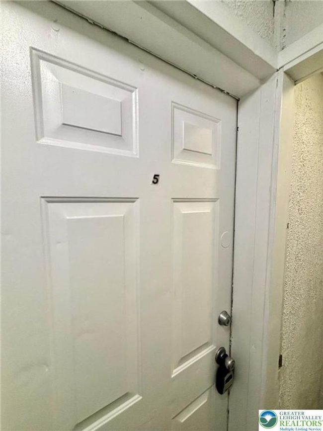 APT-5 - 631 Pen Argyl St, Condo with 2 bedrooms, 1 bathrooms and null parking in Pen Argyl PA | Image 9