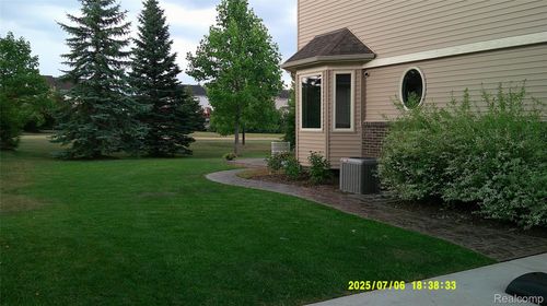 689 Pine Ridge Ave, Oxford, MI, 48371-3596 | Card Image
