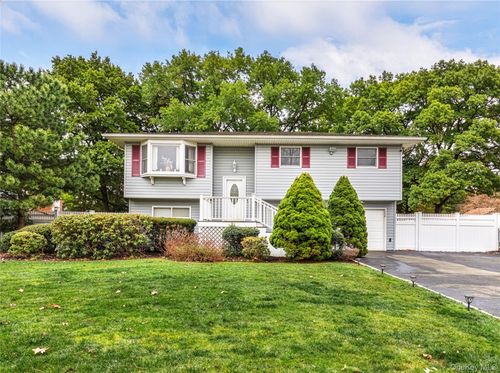 18 Brandywine Dr, Mastic, NY, 11950-1404 | Card Image