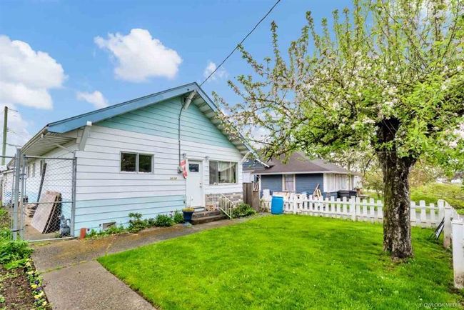 34587 2 Avenue, House other with 4 bedrooms, 1 bathrooms and 5 parking in Abbotsford BC | Image 3