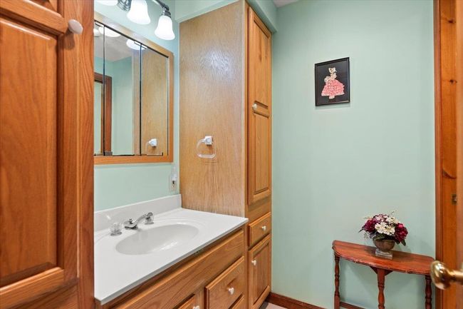 8 Center St, House other with 4 bedrooms, 3 bathrooms and null parking in Bennington VT | Image 18