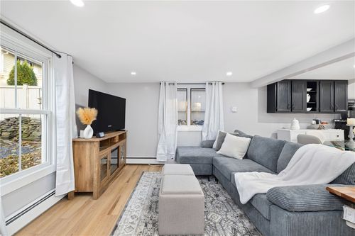 267 Green End Ave, Middletown, RI, 02842-5620 | Card Image