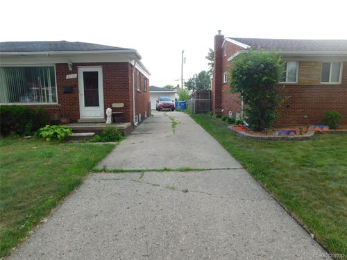 8263 Linda St, Warren, MI, 48093-2838 | Card Image