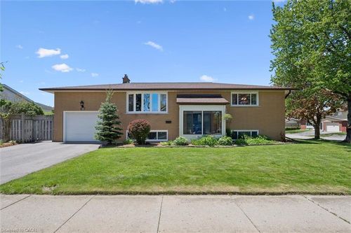 47 Oakhurst Cres, Kitchener, ON, N2B3K2 | Card Image
