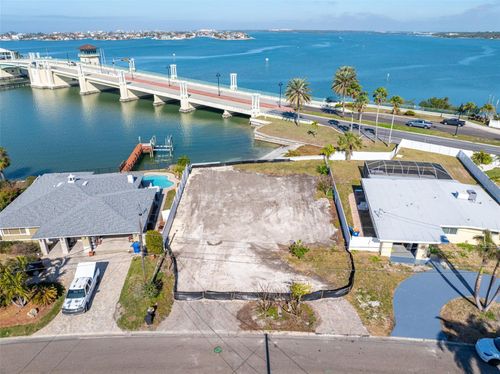 8043 Causeway Blvd S, SAINT PETERSBURG, FL, 33707-1014 | Card Image