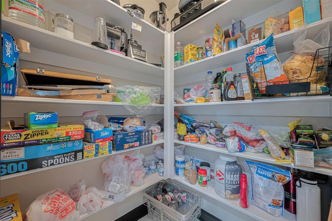 Walk-in pantry | Image 11