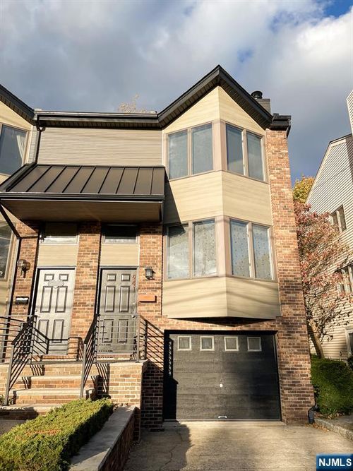 411 Westview Pl, Fort Lee, NJ, 07024-3943 | Card Image