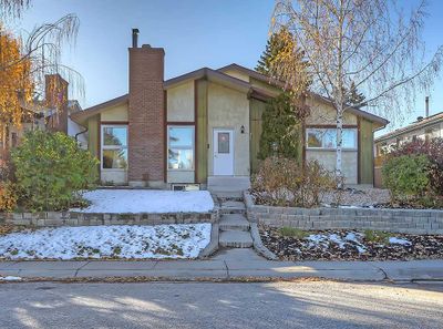 427 Cedarpark Dr Sw, House detached with 5 bedrooms, 3 bathrooms and 2 parking in Calgary AB | Image 1