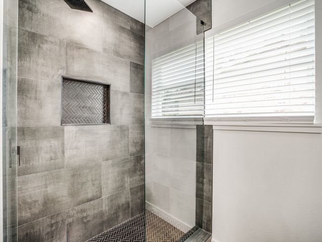 Bathroom with tiled shower | Image 10
