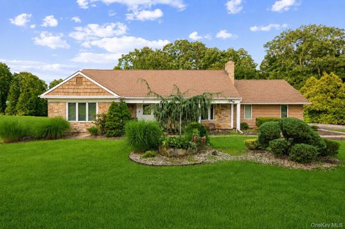 24 Thorngrove Ln, Dix Hills, NY, 11746-6709 | Card Image