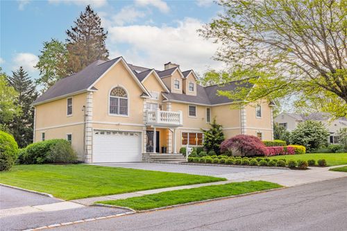 668 Francis St, Pelham, NY, 10803-2639 | Card Image