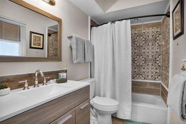 Apt A main bath | Image 16