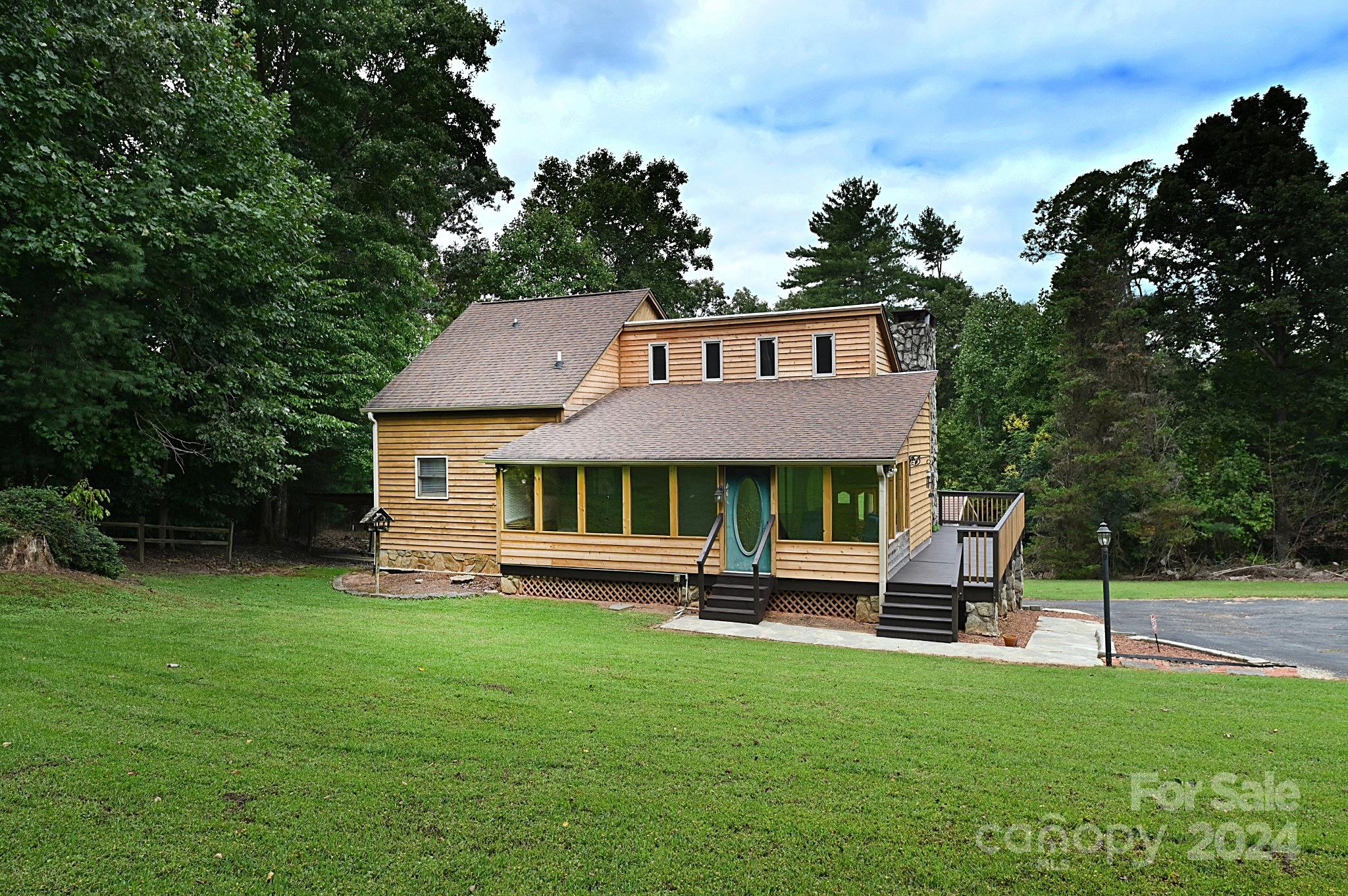Woodland Hills Rd, Hickory, NC 28602