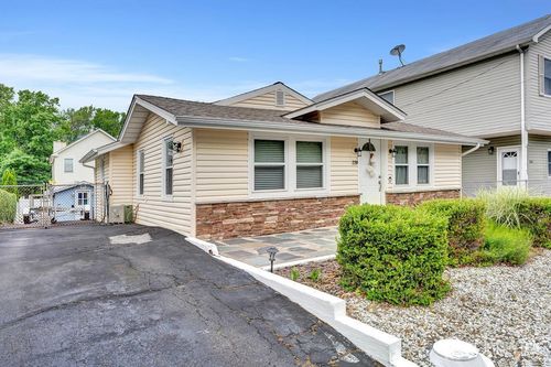 220 Birchwood Dr, Keyport, NJ, 07735-6125 | Card Image