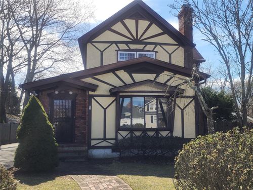 32 Swan River St, Patchogue, NY, 11772-4143 | Card Image