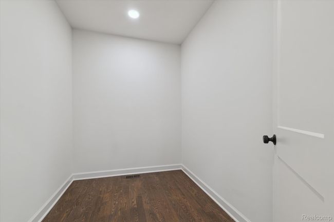 25-1105-Ivyglen-Cir-Bloomfield-Hills-MI-48304-WindowStill-35.jpg | Image 22