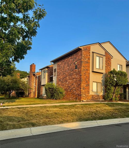 20721 Indian Creek Dr, Farmington Hills, MI, 48335-5502 | Card Image