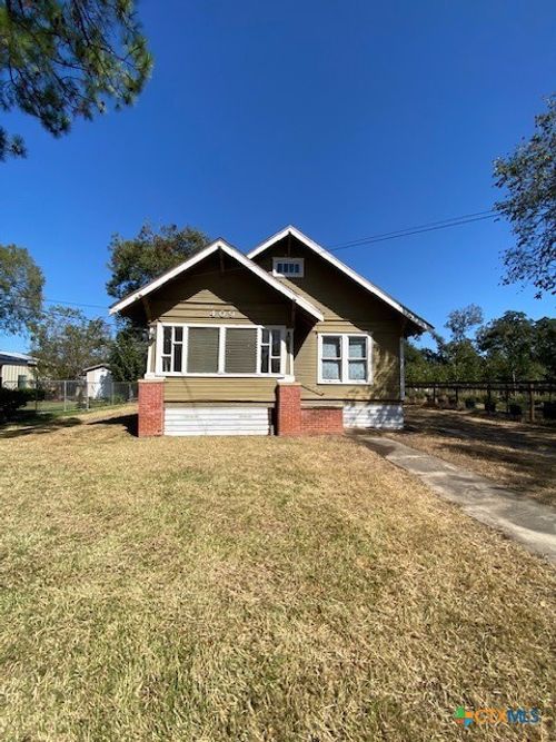 409 E Hochheim St, Yoakum, TX, 77995-4014 | Card Image