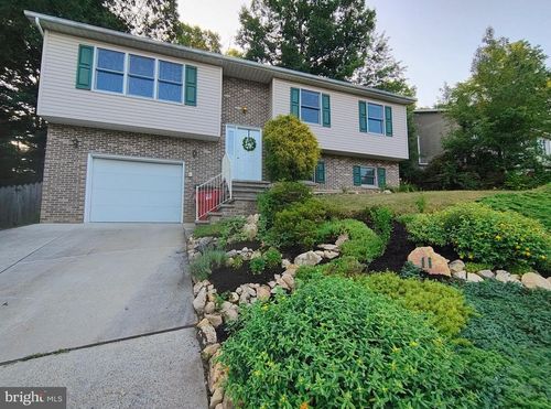 11 Independence Dr, MOUNT HOLLY SPRINGS, PA, 17065-1034 | Card Image